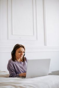 femme en visio pour un soin énergétique à distance