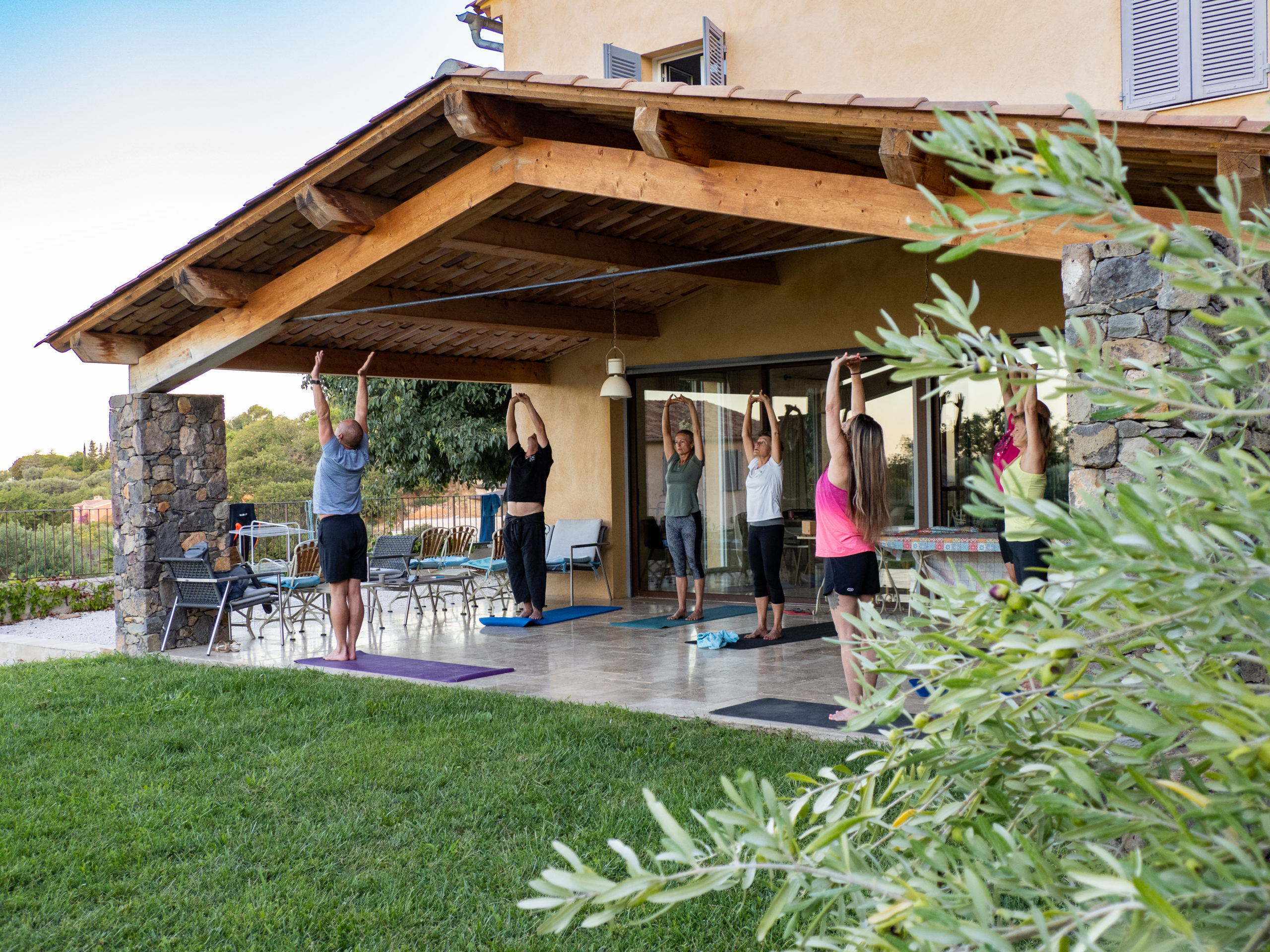 Cours de yoga durant une retraite bien être - Emyana kinésiologie